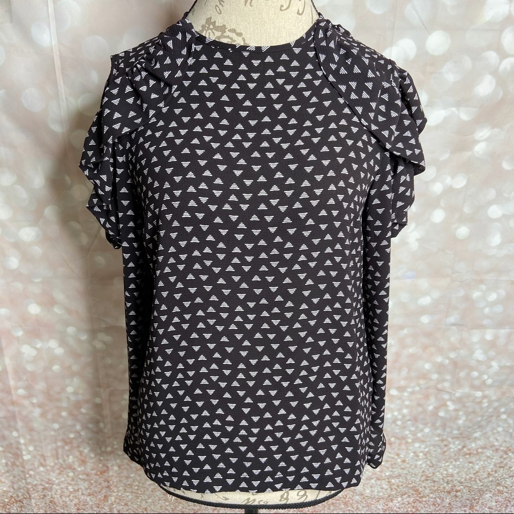 𝅺FREE Press Ruffle Cold Shoulder Top